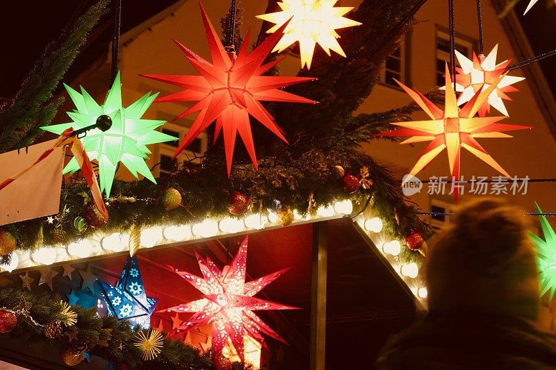 CC -圣诞市场埃斯林根，Baden-Württemberg -五颜六色的圣诞星星和房子的背景